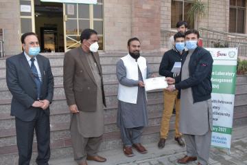 04. VC KMU Prof  Dr. Zia Ul Haq awarding certificate at the end of three days  workshop on  Biosafty (Custom)1612852568.JPG