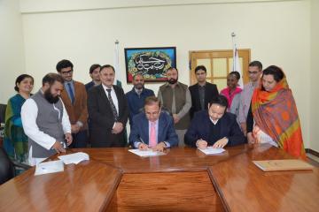 VC KMU Prof. Dr Arshad Javaid and Mr. Patrick Somxaysana Vilayleck Head of ICRC Sub delegation in Peshawar are signing MOU (Custom)1512036974.JPG