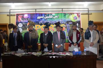 03.Former World Squash Champion Qamar Zaman and VC KMU Prof Dr Arshad Javed along with others during Inaugural Ceremony of KMU 3rd Sports Gala 2017 (Custom)1513065080.JPG